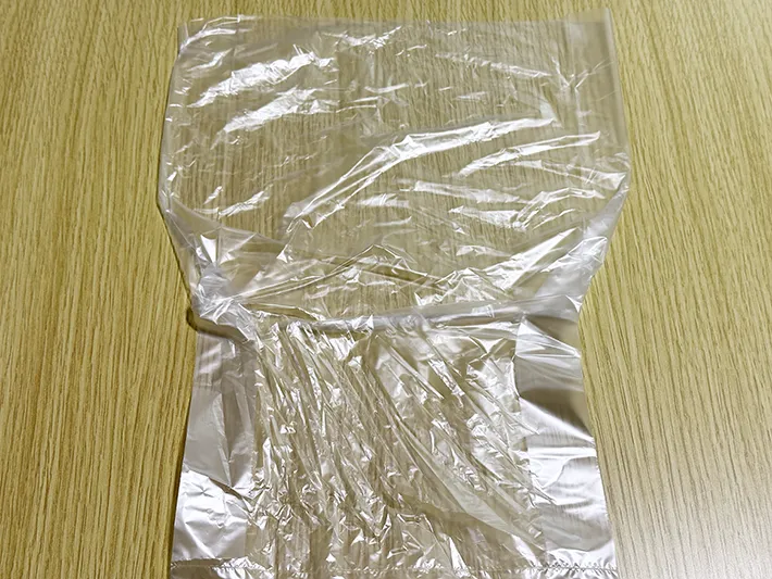 ポリ袋の口を指で広げて置いた画像（撮影：grapeライフハック編集部）