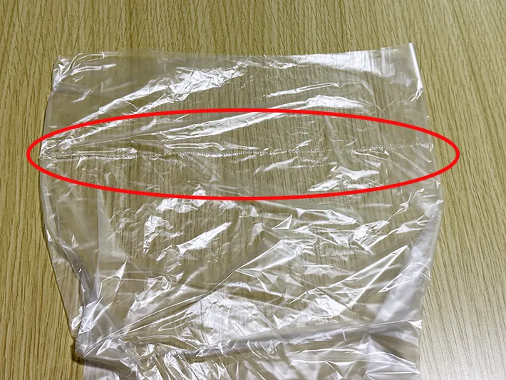 ポリ袋に爪を立てて線を引いた画像（撮影：grapeライフハック編集部）