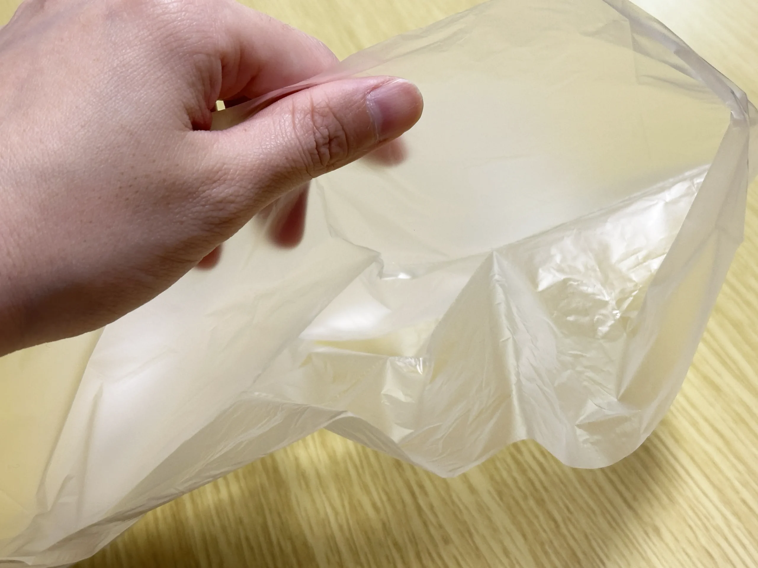 口を閉じたポリ袋を開けている画像（撮影：grapeライフハック編集部）