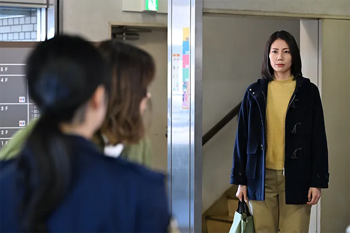 『夫に間違いありません』に出演する松下奈緒さんが写る場面写真