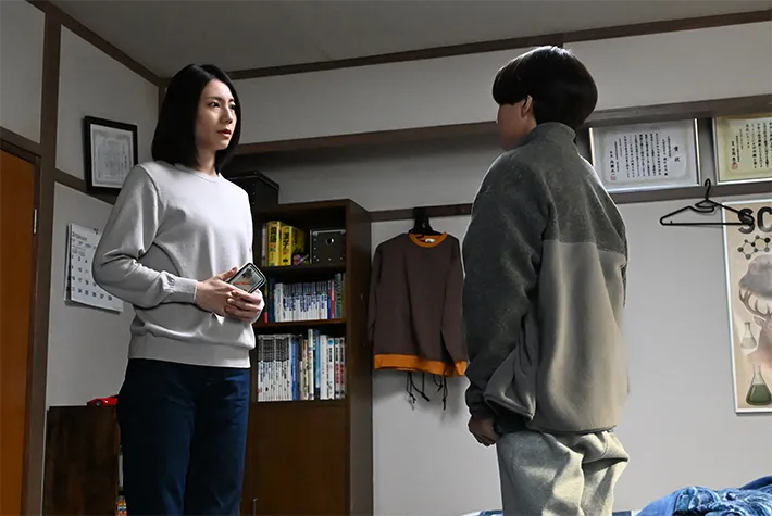 『夫に間違いありません』に出演する松下奈緒さんが写る場面写真