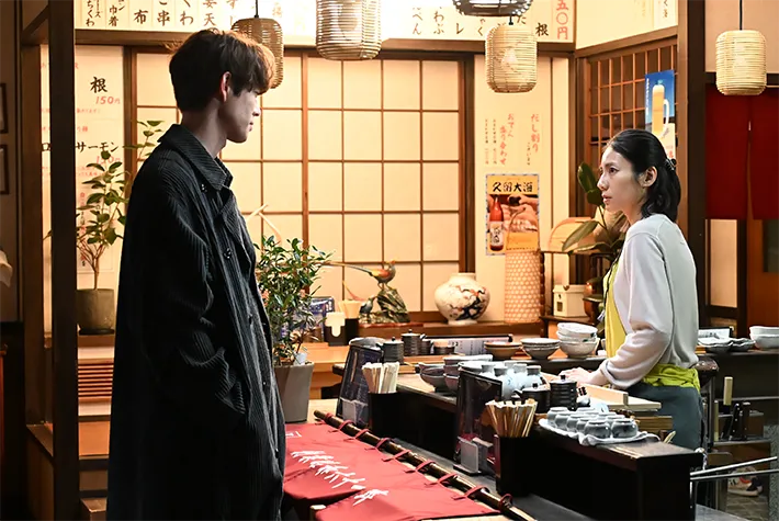 『夫に間違いありません』に出演する松下奈緒さんと宮沢氷魚さんが写る場面写真