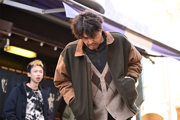 『夫に間違いありません』に出演する安田 顕さんが写る場面写真