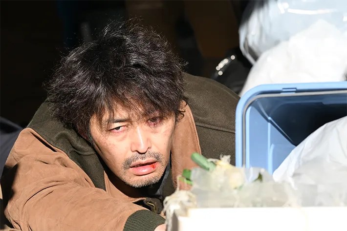 『夫に間違いありません』に出演する安田 顕さんが写る場面写真