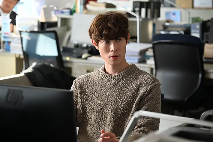 『夫に間違いありません』に出演する宮沢氷魚さんが写る場面写真