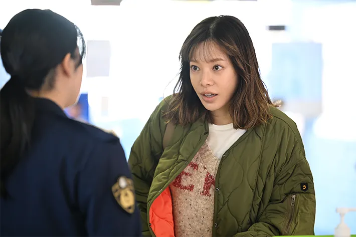 『夫に間違いありません』に出演する桜井ユキさんが写る場面写真