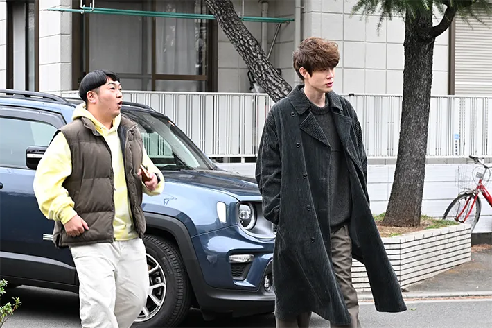 『夫に間違いありません』に出演する宮沢氷魚さんと大朏岳優さんが写る場面写真