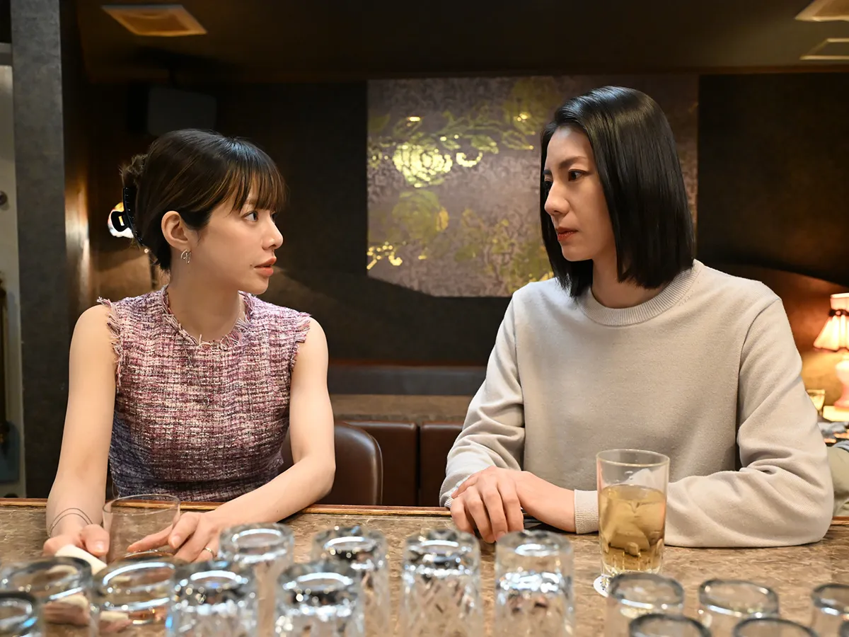 『夫に間違いありません』に出演する松下奈緒さんと桜井ユキさんが写る場面写真