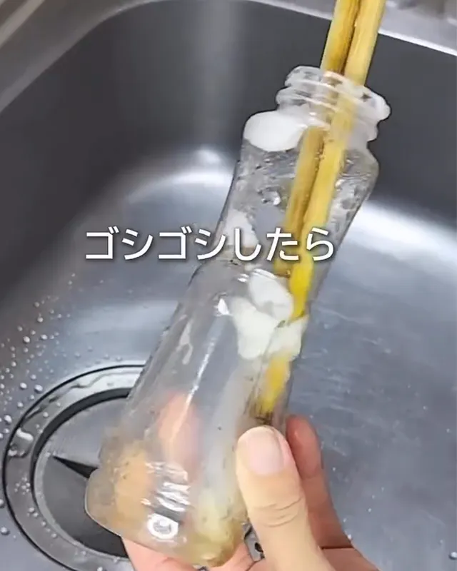 ふぴ（fupi_zubora_kurashi）さんのInstagramの投稿、水切りネットで瓶を洗うシーン