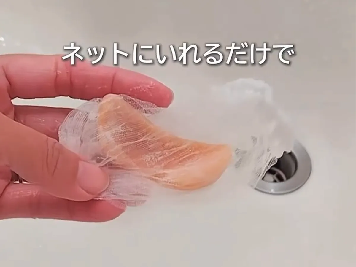 ふぴ(fupi_zubora_kurashi)さんのInstagramの投稿、水切りネットに石けんを入れるシーン