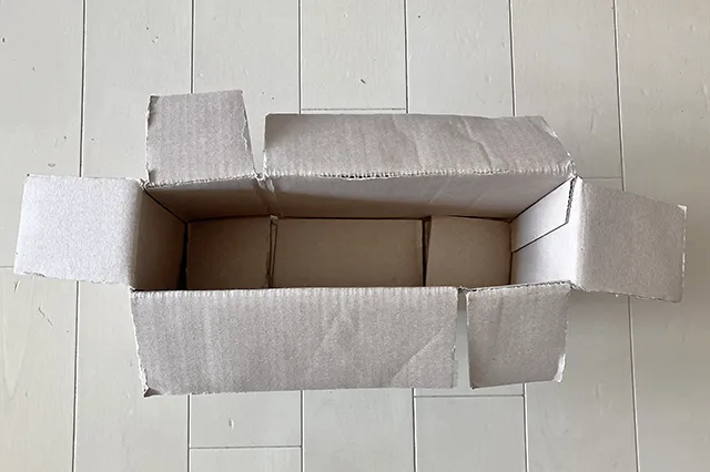 変形させたダンボール（撮影：grapeライフハック編集部）