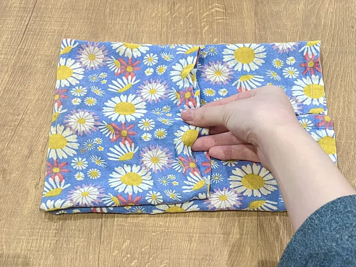 キッチンクロスを折る写真（撮影：grapeライフハック編集部）