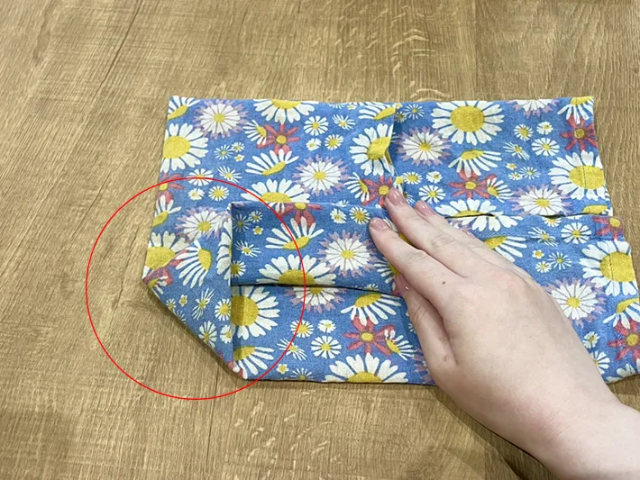 キッチンクロスを折る写真（撮影：grapeライフハック編集部）