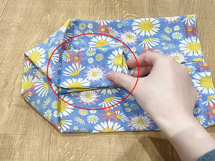 キッチンクロスを折る写真（撮影：grapeライフハック編集部）