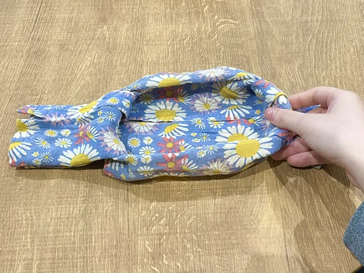 キッチンクロスをひっくり返す写真（撮影：grapeライフハック編集部）