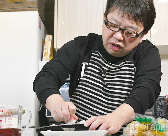 天野めしgrapeコラボ『豚バラみぞれあんかけそば』を作る天野ひろゆきさん（撮影：grape芸能編集部）