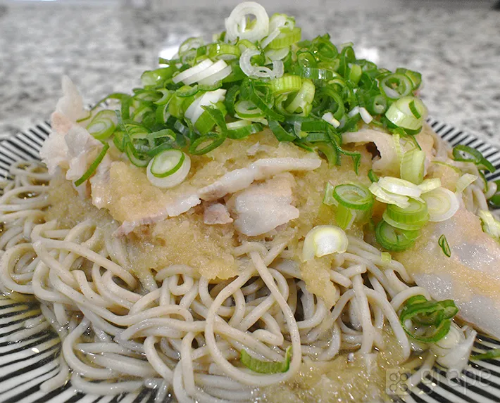 天野めしgrapeコラボ『豚バラみぞれあんかけそば』（撮影：grape芸能編集部）