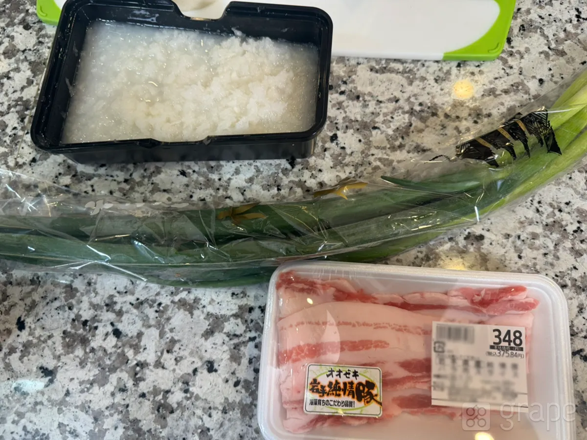 天野めしgrapeコラボ『豚バラみぞれあんかけそば』の材料(撮影:grape芸能編集部)