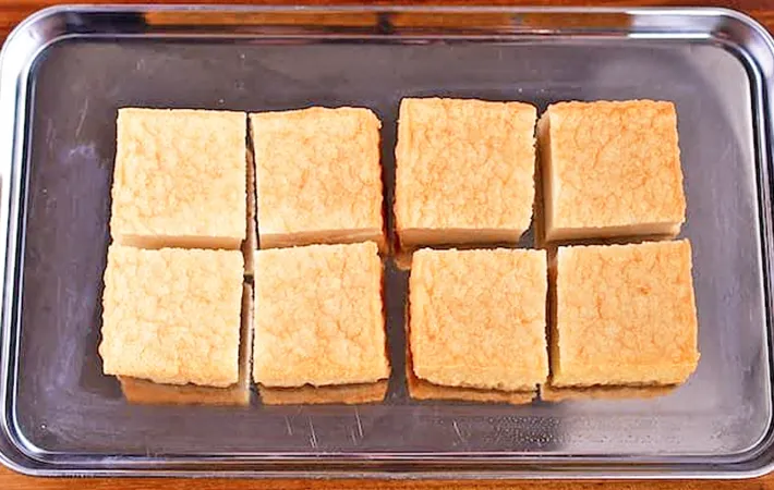 『厚揚げと薄切り肉の角煮風』を作る写真（撮影：小泉明代）