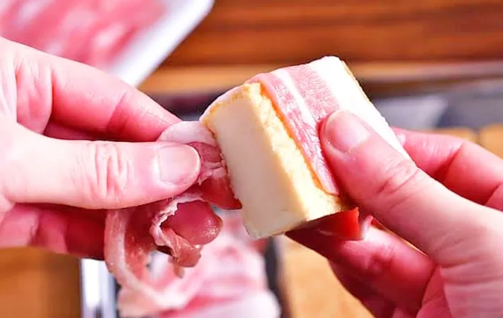 『厚揚げと薄切り肉の角煮風』を作る写真（撮影：小泉明代）