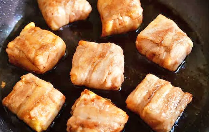 『厚揚げと薄切り肉の角煮風』を作る写真（撮影：小泉明代）