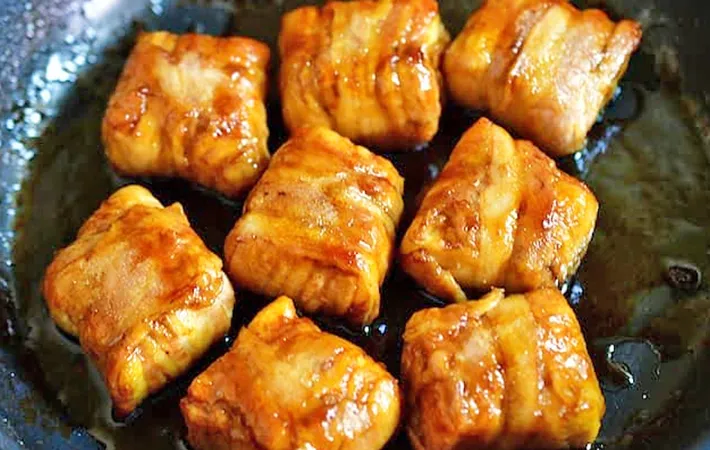 『厚揚げと薄切り肉の角煮風』を作る写真（撮影：小泉明代）