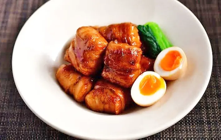 『厚揚げと薄切り肉の角煮風』の完成写真（撮影：小泉明代）