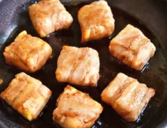 『厚揚げと薄切り肉の角煮風』を作る写真（撮影：小泉明代）