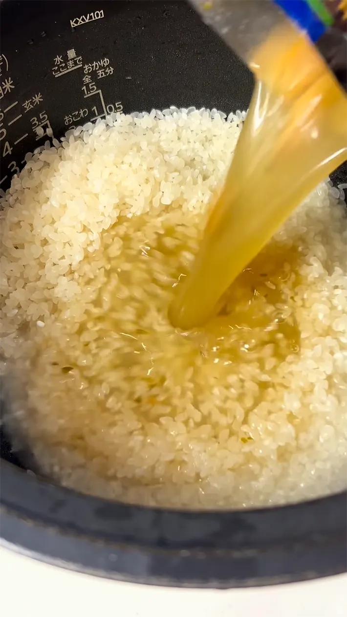 ご飯にパスタソースを入れるシーンの写真