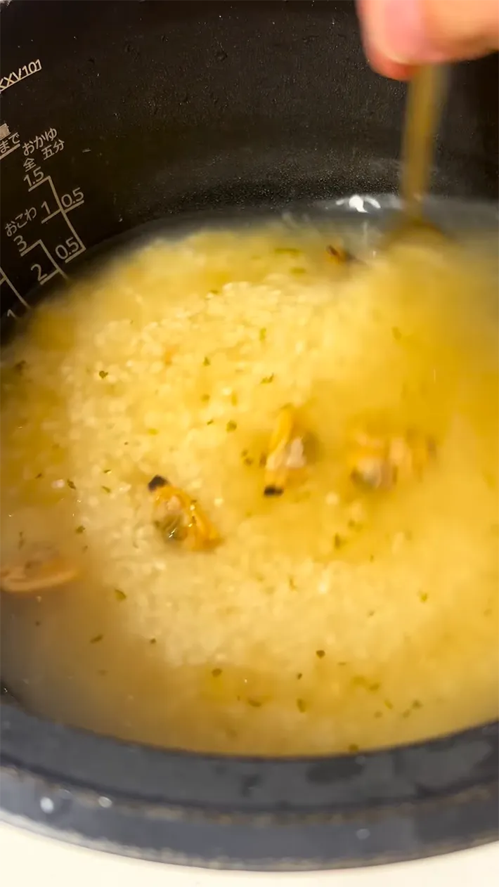 ご飯やアサリソースを入れた炊飯器の中の写真