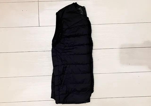 2つ折りにしたベスト（撮影：grapeライフハック編集部）