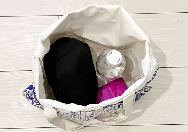 畳んだベストをバッグに入れる（撮影：grapeライフハック編集部）