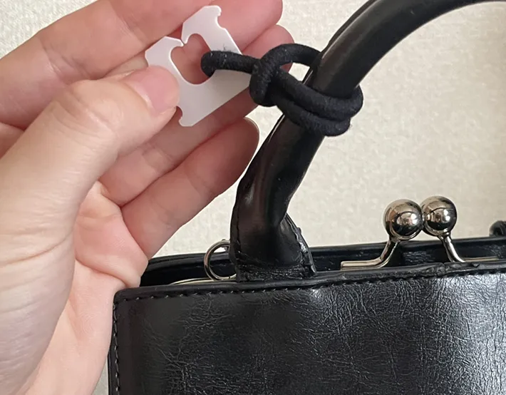 カバンにヘアゴム、バッグ・クロージャ―をつけた写真（撮影：grapeライフハック編集部）