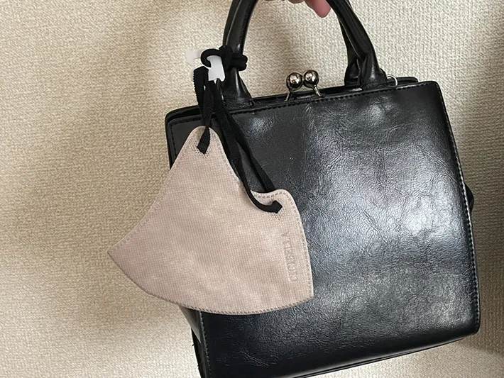 カバンにマスクホルダーをつけた写真（撮影：grapeライフハック編集部）