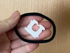 ヘアゴムとバッグ・クロージャーの写真（撮影：grapeライフハック編集部）