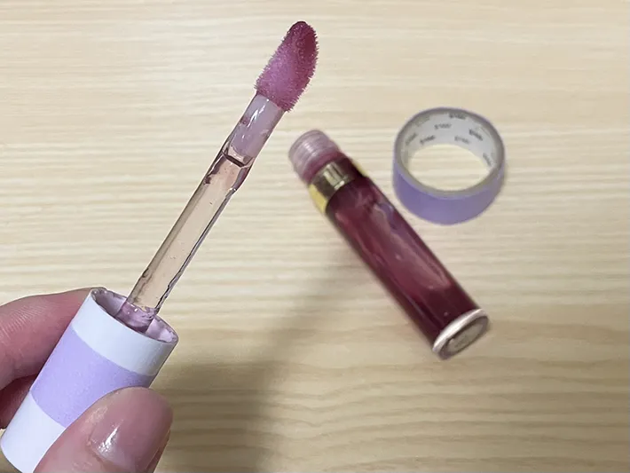 マスキングテープを貼ったリップグロスの写真（撮影：grapeライフハック編集部）