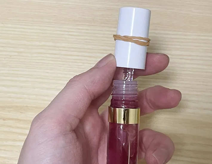輪ゴムを巻いたリップグロスの写真（撮影：grapeライフハック編集部）