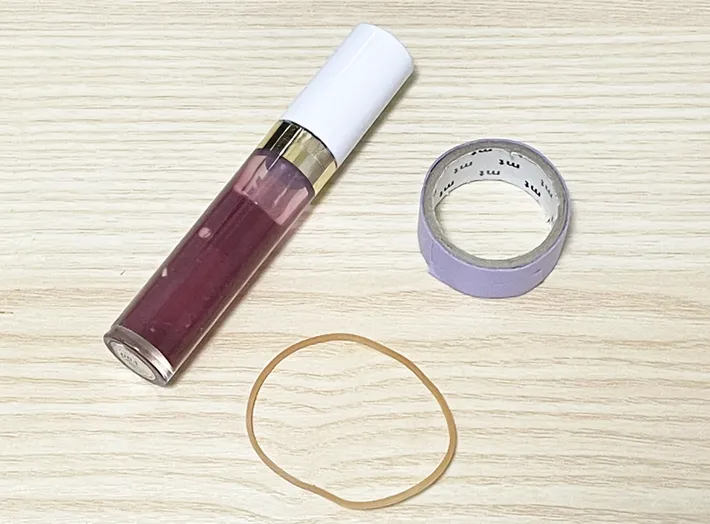 リップグロス、マスキングテープ、輪ゴムの写真（撮影：grapeライフハック編集部）