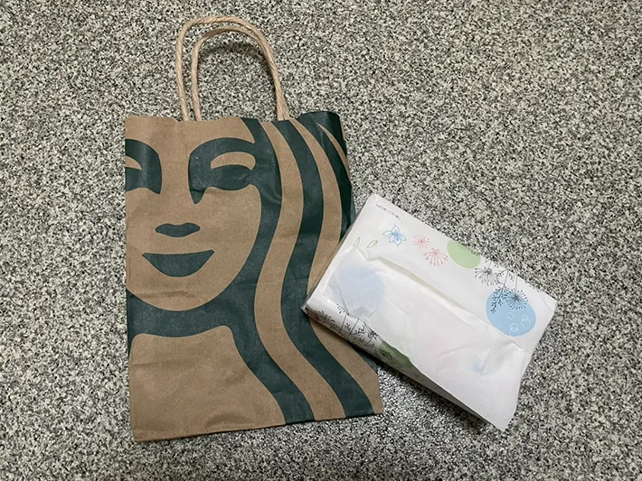紙袋とソフトパックティッシュの写真（撮影：grapeライフハック編集部
）
