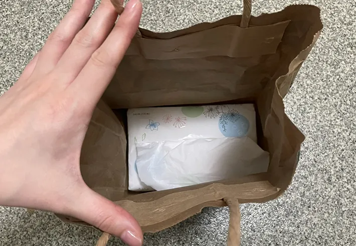 紙袋にソフトパックティッシュを入れた写真（撮影：grapeライフハック編集部
）