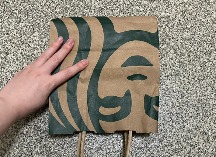 紙袋を折る写真（撮影：grapeライフハック編集部
）