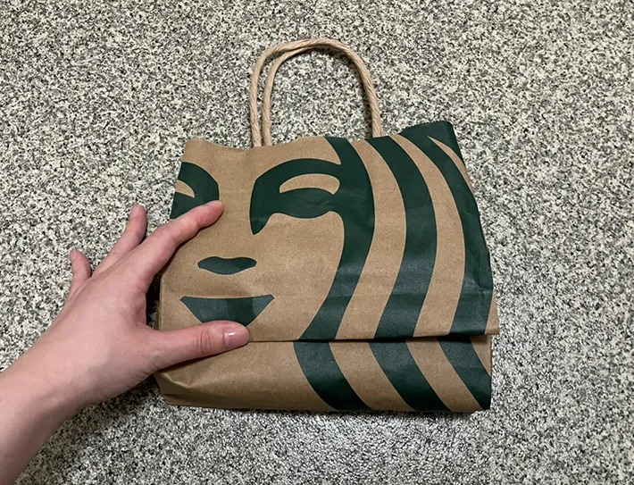 紙袋を折り返す写真（撮影：grapeライフハック編集部
）