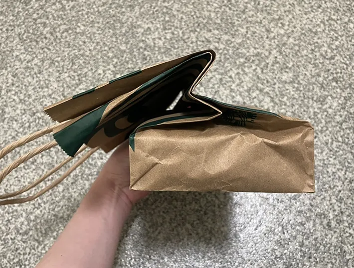 折り畳んだ紙袋を横から見た写真（撮影：grapeライフハック編集部
）