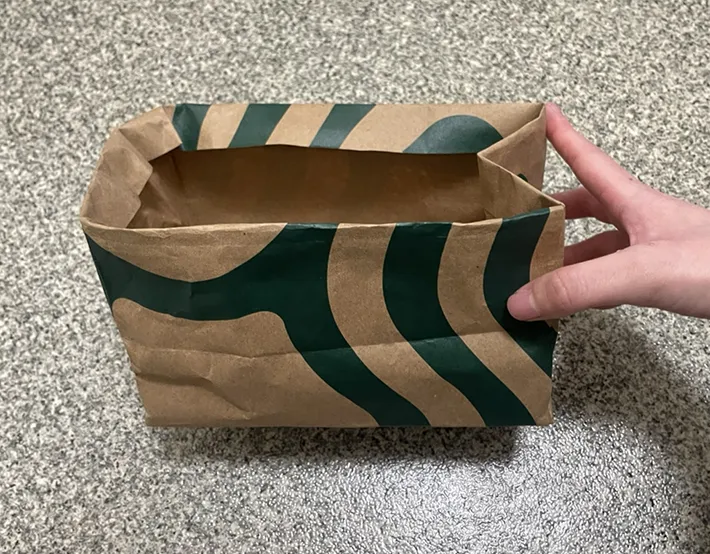 紙袋を内側に折る写真（撮影：grapeライフハック編集部
）