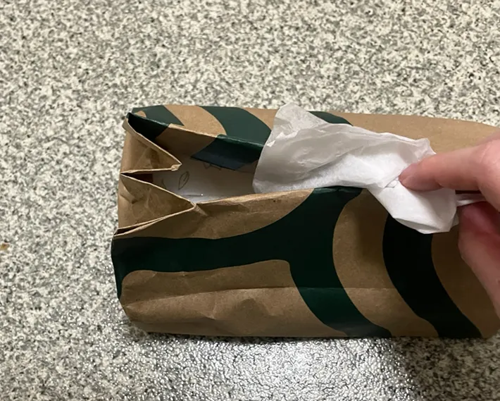 折り畳んだ紙袋の写真（撮影：grapeライフハック編集部
）