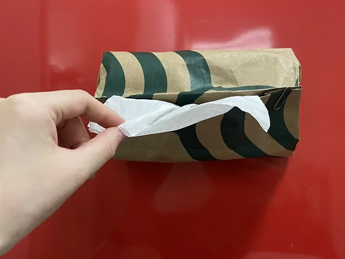 マグネットでボードに貼りつけたティッシュケースの写真（撮影：grapeライフハック編集部）