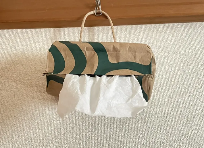 紐をつけてぶら下げたティッシュケースの写真（撮影：grapeライフハック編集部
）