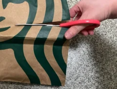 紙袋を切る写真(撮影:grapeライフハック編集部 )