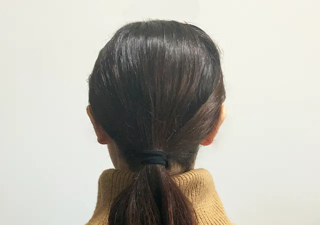 タイツのヘアゴムを身に着けた女性の後ろ姿（撮影：grapeライフハック編集部）