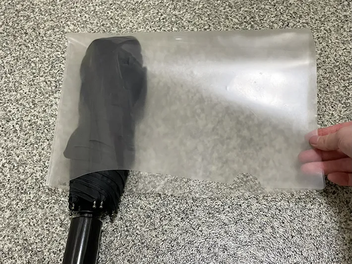 クリアファイルに入れた折り畳み傘の写真（撮影：grapeライフハック編集部）